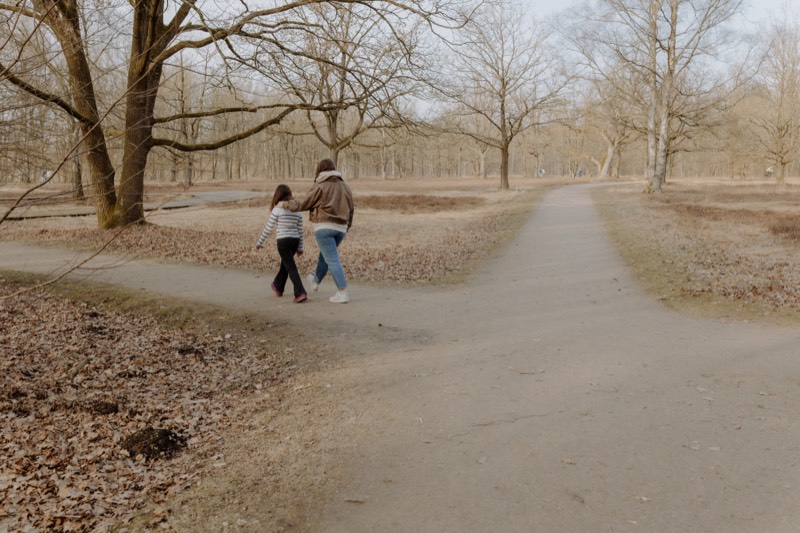 Erwachsener und Kind beim Spaziergang